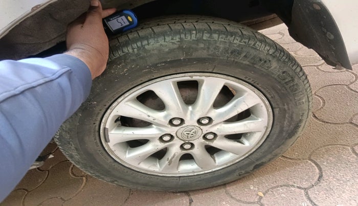 2010 Toyota Innova V 2.5 7 STR, Diesel, Manual, 2,47,936 km, tyre