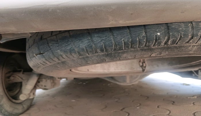 2010 Toyota Innova V 2.5 7 STR, Diesel, Manual, 2,47,936 km, tyre