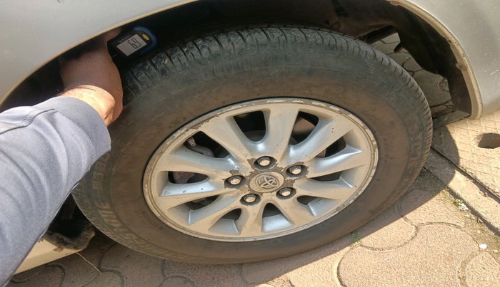 2010 Toyota Innova V 2.5 7 STR, Diesel, Manual, 2,47,936 km, tyre