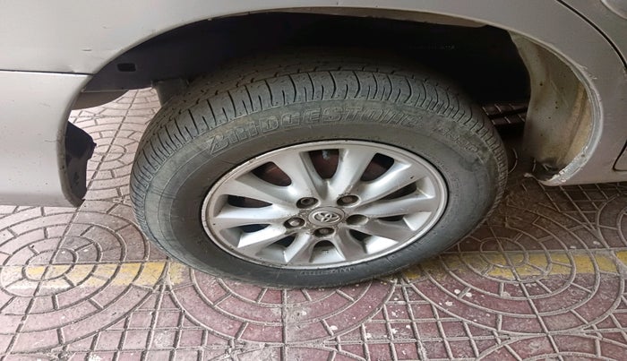 2010 Toyota Innova V 2.5 7 STR, Diesel, Manual, 2,47,936 km, tyre