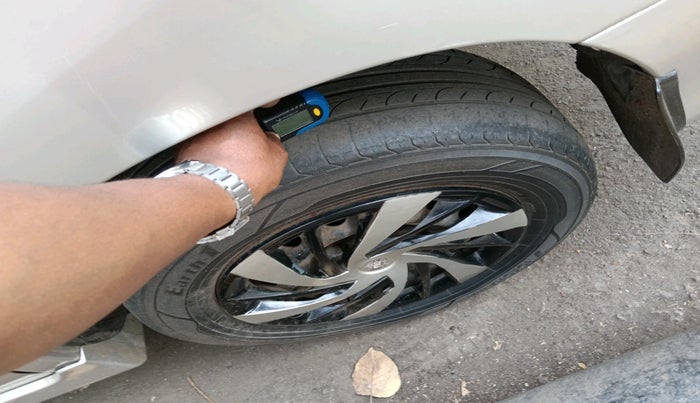 2012 Toyota Innova GX 2.5 7 STR, Diesel, Manual, 2,02,982 km, tyre