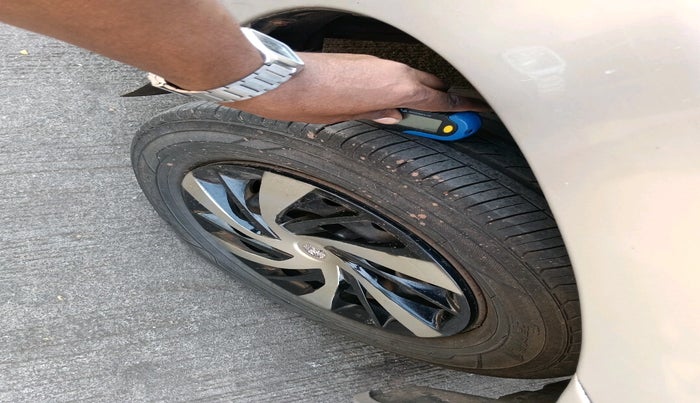 2012 Toyota Innova GX 2.5 7 STR, Diesel, Manual, 2,02,982 km, tyre