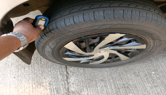 2012 Toyota Innova GX 2.5 7 STR, Diesel, Manual, 2,02,982 km, tyre