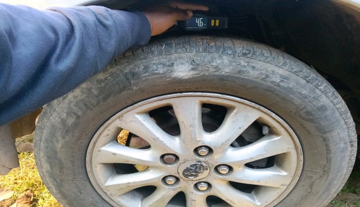 2012 Toyota Innova VX 2.5 8 STR, Diesel, Manual, 2,82,368 km, tyre