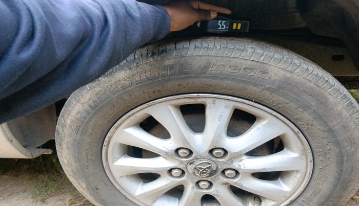 2012 Toyota Innova VX 2.5 8 STR, Diesel, Manual, 2,82,368 km, tyre