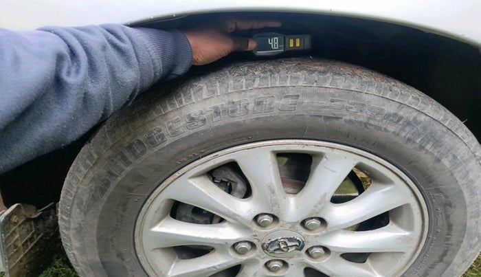 2012 Toyota Innova VX 2.5 8 STR, Diesel, Manual, 2,82,368 km, tyre