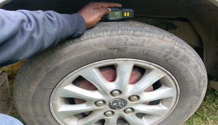 2012 Toyota Innova VX 2.5 8 STR, Diesel, Manual, 2,82,368 km, tyre