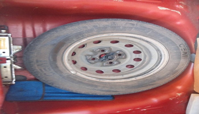 2011 Hyundai Eon ERA, Petrol, Manual, 1,15,921 km, tyre