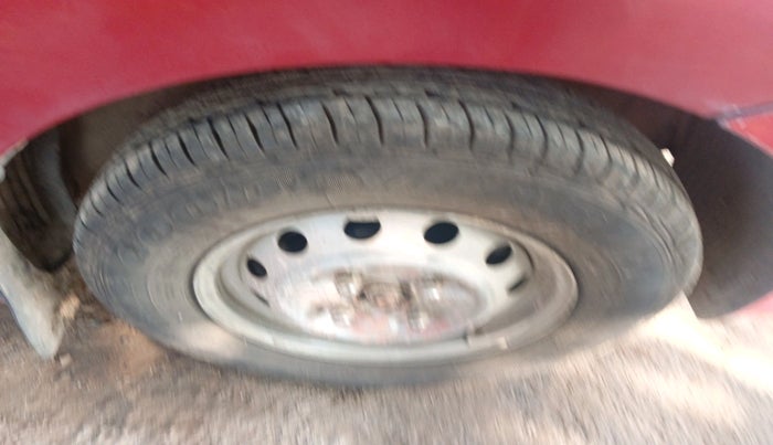 2011 Hyundai Eon ERA, Petrol, Manual, 1,15,921 km, tyre