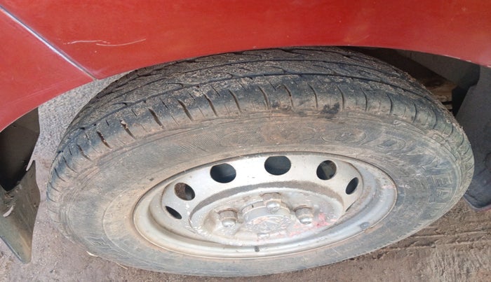 2011 Hyundai Eon ERA, Petrol, Manual, 1,15,921 km, tyre