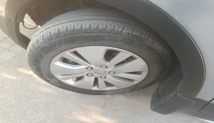 2015 Maruti S Cross ALPHA 1.3, Diesel, Manual, 1,44,831 km, tyre