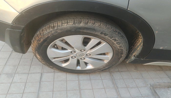 2015 Maruti S Cross ALPHA 1.3, Diesel, Manual, 1,44,831 km, tyre