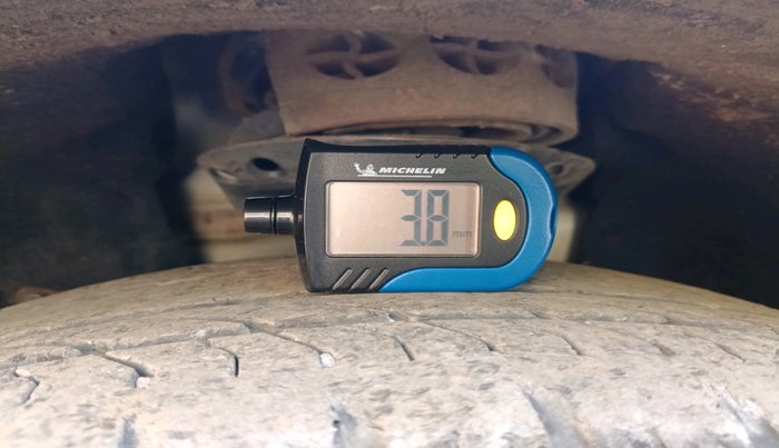 2013 Volvo XC 60 D4 KINETIC, Diesel, Automatic, 1,18,547 km, tyre