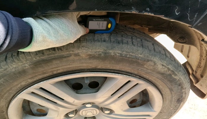 2012 Honda Jazz 1.2L I-VTEC BASE, Petrol, Manual, 1,09,131 km, tyre