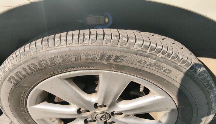 2012 Toyota Corolla Altis G DIESEL, Diesel, Manual, 2,16,647 km, tyre