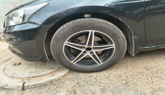 2012 Honda Accord 2.4L I-VTEC AT, Petrol, Automatic, 1,38,207 km, tyre