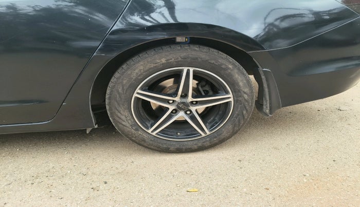 2012 Honda Accord 2.4L I-VTEC AT, Petrol, Automatic, 1,38,207 km, tyre