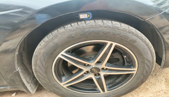 2012 Honda Accord 2.4L I-VTEC AT, Petrol, Automatic, 1,38,207 km, tyre