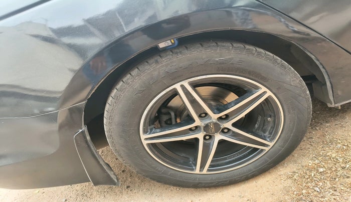 2012 Honda Accord 2.4L I-VTEC AT, Petrol, Automatic, 1,38,207 km, tyre