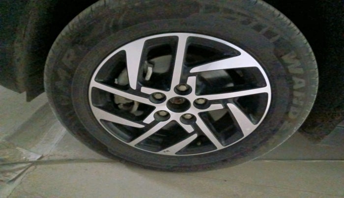 2024 Mahindra XUV 3XO AX5 1.2 L TCMPFi, Petrol, Manual, 18,810 km, tyre