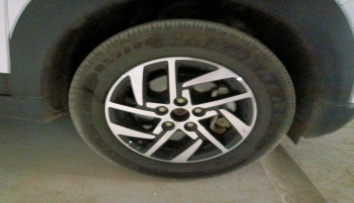 2024 Mahindra XUV 3XO AX5 1.2 L TCMPFi, Petrol, Manual, 18,810 km, tyre