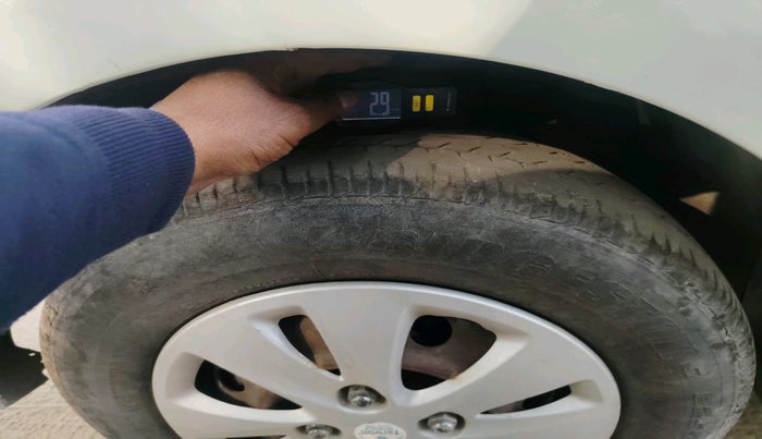 2012 Hyundai i10 MAGNA 1.2, Petrol, Manual, 1,02,636 km, tyre