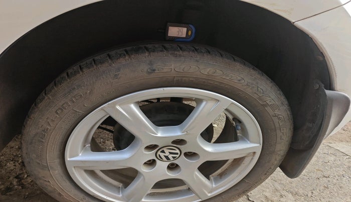 2016 Volkswagen Polo COMFORTLINE 1.2L, Petrol, Manual, 62,592 km, tyre