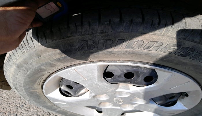 2021 Mahindra XUV300 W6 1.2 PETROL, Petrol, Manual, 60,764 km, tyre