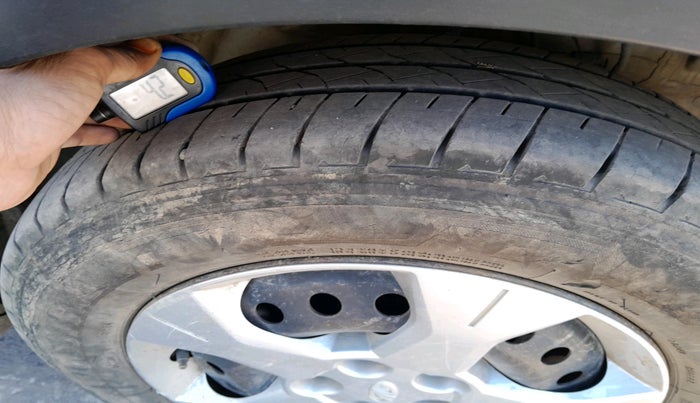 2021 Mahindra XUV300 W6 1.2 PETROL, Petrol, Manual, 60,764 km, tyre