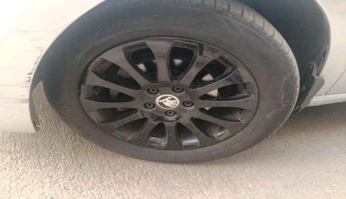 2015 Skoda Rapid 1.5 TDI CR ELEGANCE AT, Diesel, Automatic, 1,27,533 km, tyre