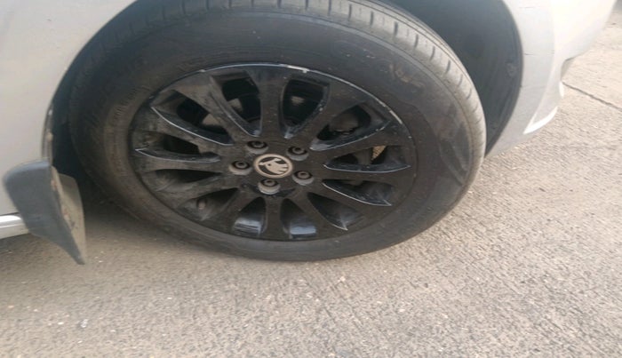 2015 Skoda Rapid 1.5 TDI CR ELEGANCE AT, Diesel, Automatic, 1,27,533 km, tyre