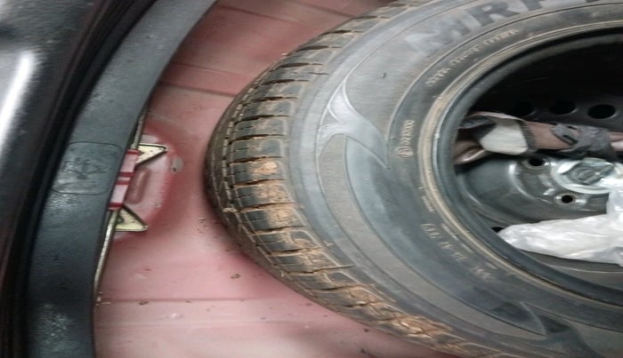 2012 Honda Jazz 1.2 L I-VTEC SELECT, Petrol, Manual, 1,08,947 km, tyre