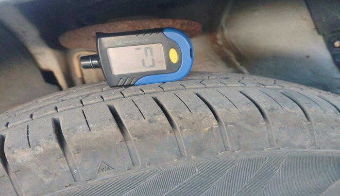 2016 Mahindra Kuv100 K8 6 STR, Petrol, Manual, 39,937 km, tyre