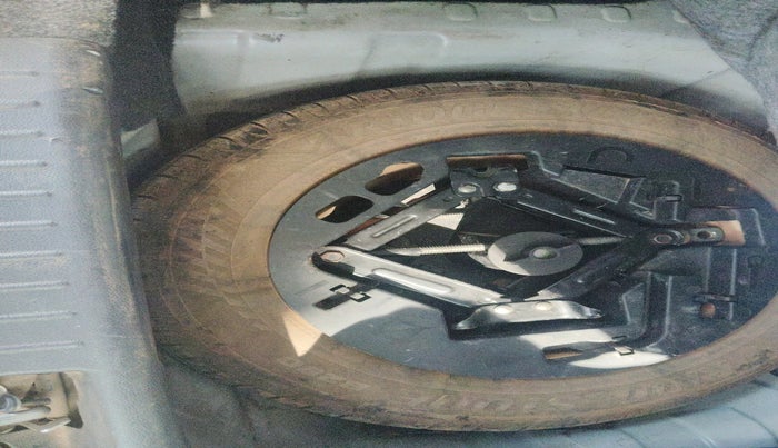 2016 Mahindra Kuv100 K8 6 STR, Petrol, Manual, 39,937 km, tyre