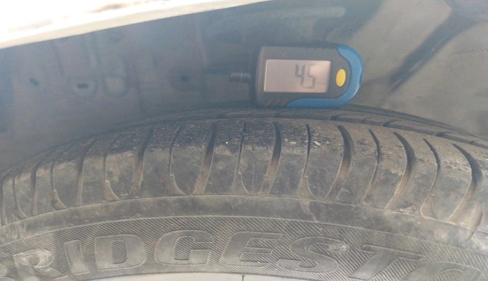 2011 Toyota Etios Liva G, Petrol, Manual, 1,07,979 km, tyre