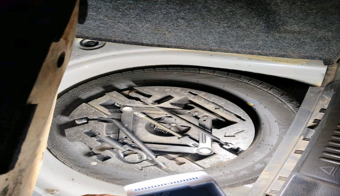 2015 Volkswagen Polo HIGHLINE1.2L, Petrol, Manual, 1,27,349 km, tyre