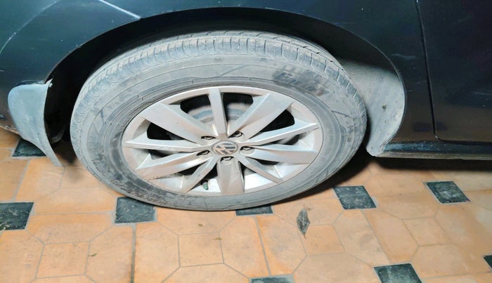 2015 Volkswagen Polo HIGHLINE1.2L, Petrol, Manual, 1,27,349 km, tyre