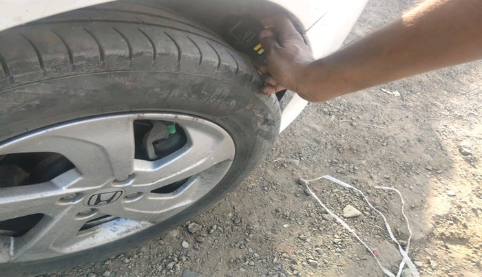 2015 Honda City 1.5L I-VTEC V MT, Petrol, Manual, 1,07,077 km, tyre