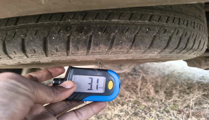 2012 Toyota Innova GX 2.5 8 STR, Diesel, Manual, 4,20,174 km, tyre