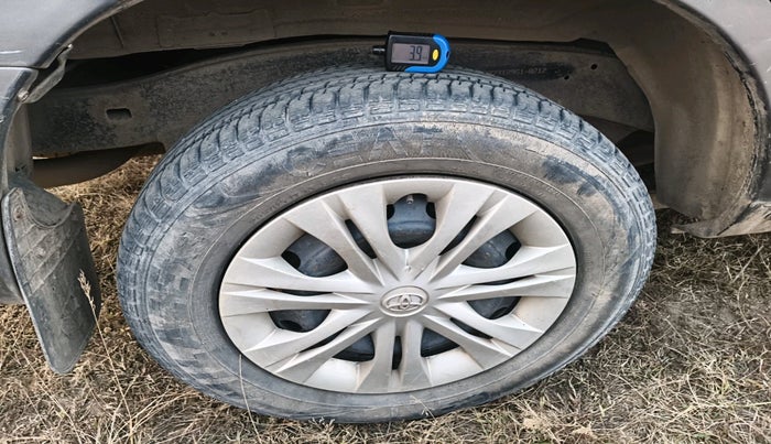 2012 Toyota Innova GX 2.5 8 STR, Diesel, Manual, 4,20,174 km, tyre