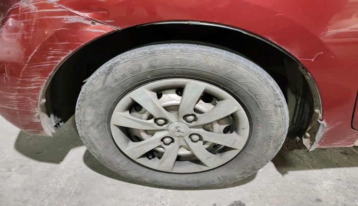 2011 Hyundai Eon ERA +, Petrol, Manual, 1,21,024 km, tyre