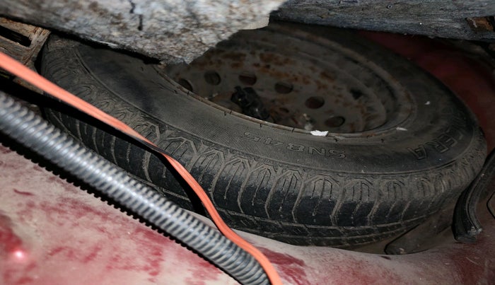 2011 Hyundai Eon ERA +, Petrol, Manual, 1,21,024 km, tyre