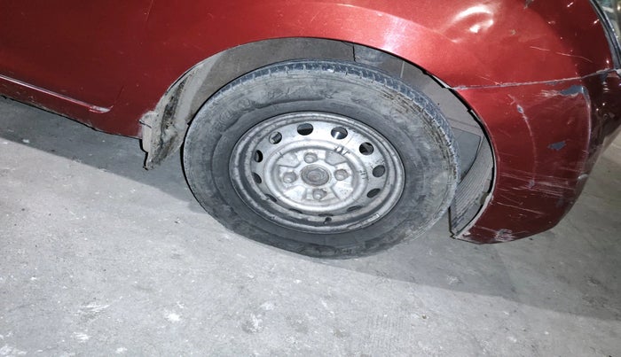 2011 Hyundai Eon ERA +, Petrol, Manual, 1,21,024 km, tyre