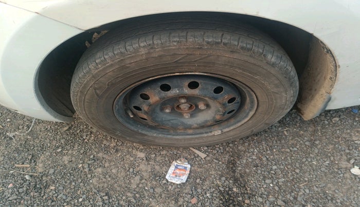 2017 Maruti Dzire VDI, Diesel, Manual, 2,13,811 km, tyre