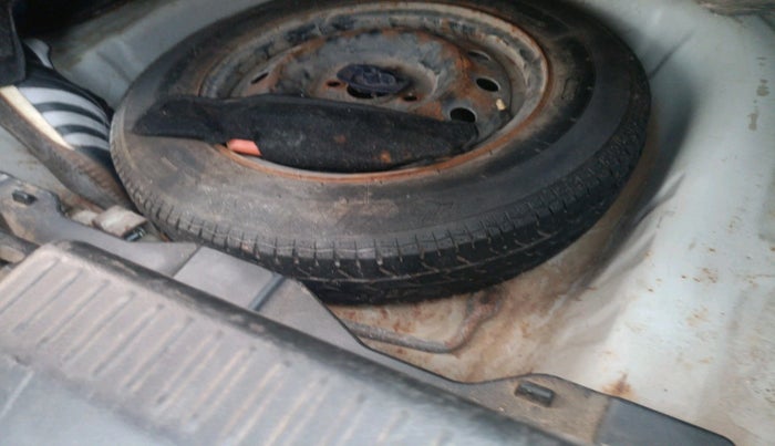 2017 Maruti Dzire VDI, Diesel, Manual, 2,13,811 km, tyre