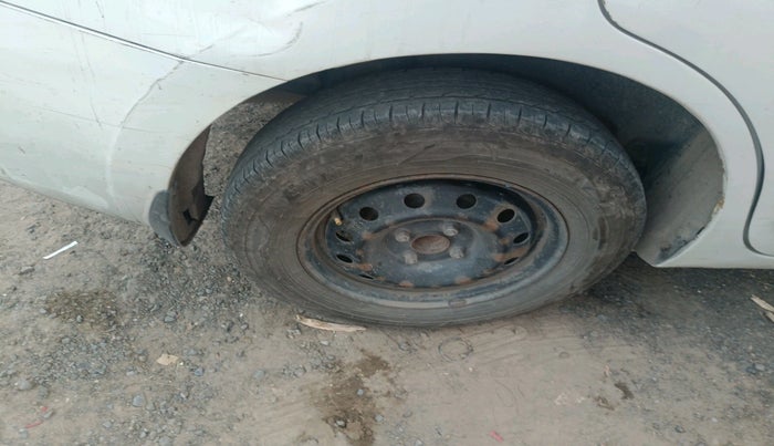 2017 Maruti Dzire VDI, Diesel, Manual, 2,13,811 km, tyre