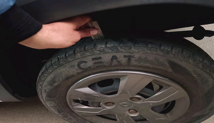 2016 Renault Kwid RXT 1.0 AMT, Petrol, Automatic, 52,249 km, tyre