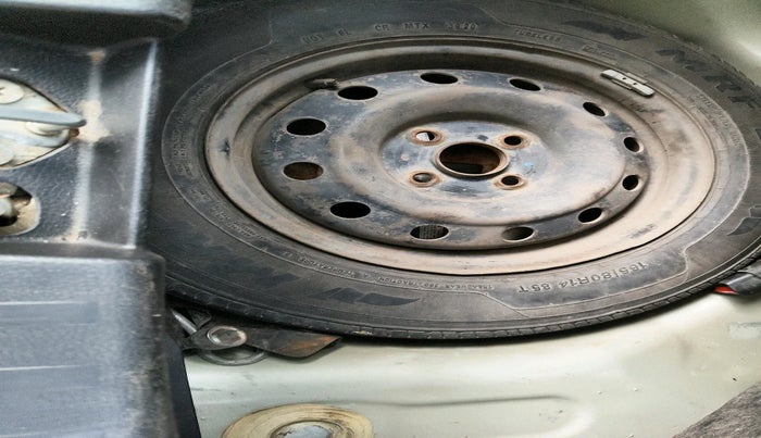 2016 Maruti Swift VXI, Petrol, Manual, 1,08,322 km, tyre