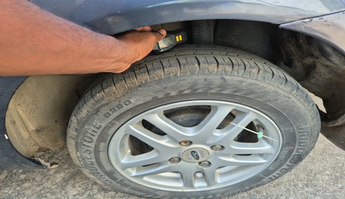 2011 Ford Fiesta Classic SXI 1.4 DIESEL, Diesel, Manual, 1,49,223 km, tyre