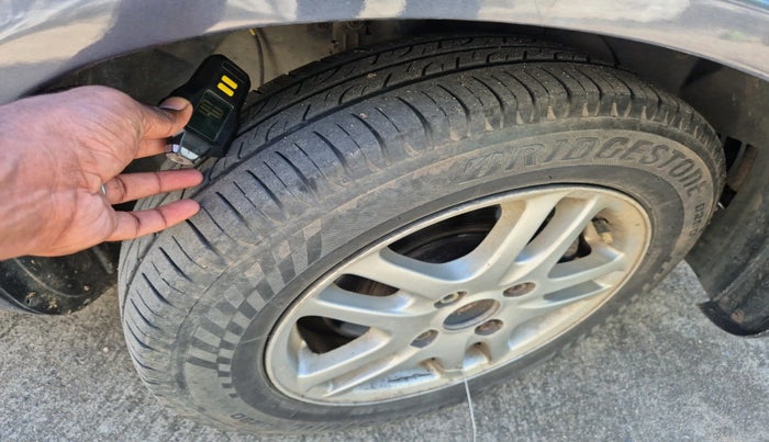 2011 Ford Fiesta Classic SXI 1.4 DIESEL, Diesel, Manual, 1,49,223 km, tyre